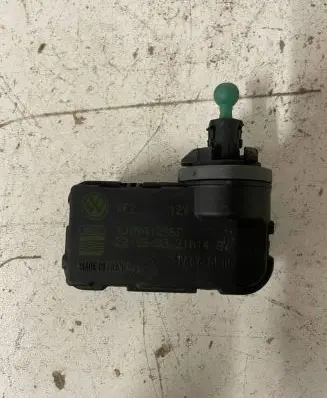 Volkswagen Golf IV Headlight level adjustment motor 1J0941295F