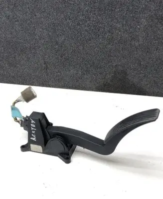 Accelerator throttle pedal
