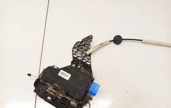 Volkswagen Polo IV 9N3 Front door lock 3D1837016AC