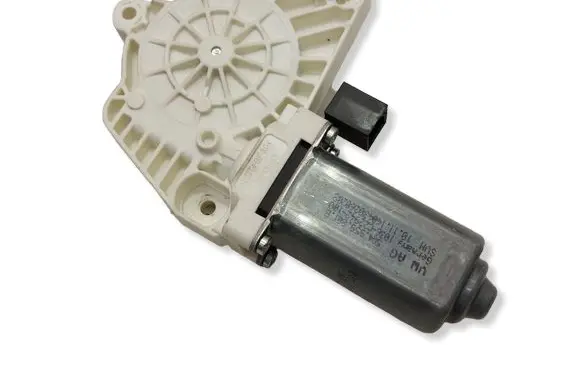 Volkswagen PASSAT B8 Front door window regulator motor 5Q4959801B