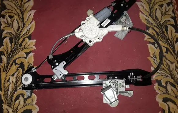 Mercedes-Benz C W204 Front door window regulator with motor 2198200642 2197300846