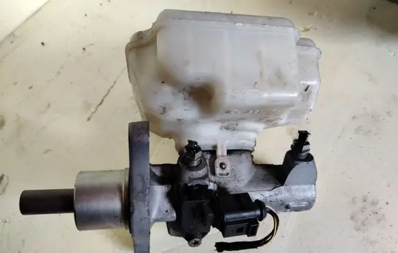 Volkswagen Touran II Master brake cylinder 1K0945459C