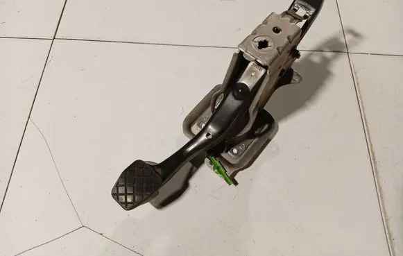 Volkswagen Golf V Brake pedal 1K1721057L