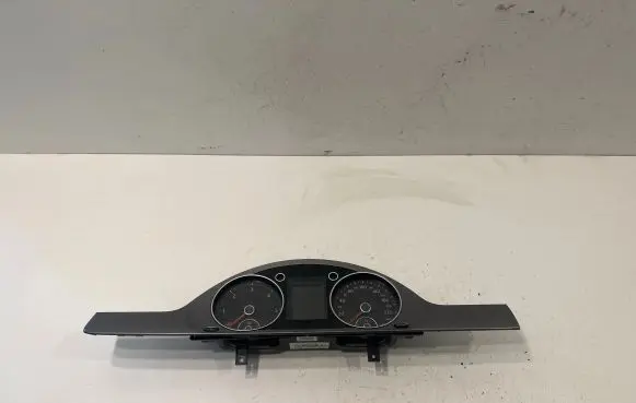 Volkswagen PASSAT B7 Speedometer (instrument cluster) 3AA920870A