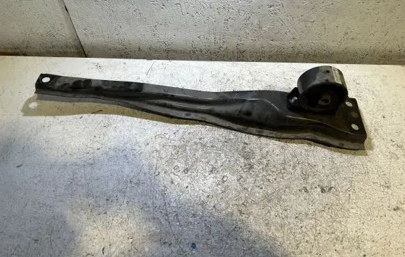 Jeep Patriot Engine mounting bracket