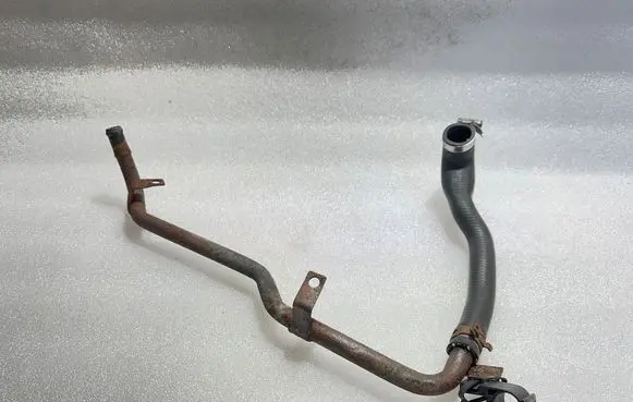 Engine coolant pipe/hose
