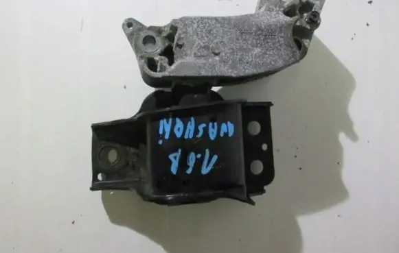 Nissan Qashqai Engine mounting bracket