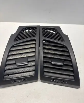 Moldura protectora de la rejilla de ventilación lateral del panel