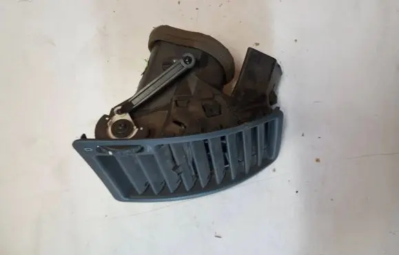 Volvo XC90 Dash center air vent grill 3409399