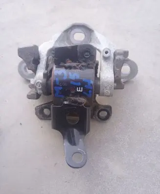 Mazda 3 II Engine mount bracket