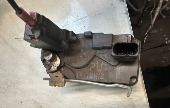 Opel Astra H Rear door lock 13210738