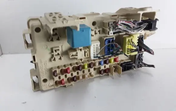 Toyota Avensis T250 Fuse module