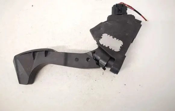 Accelerator throttle pedal