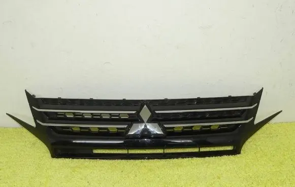 Front bumper upper radiator grill