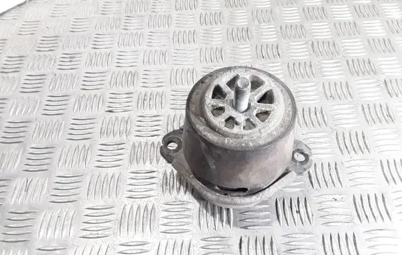 Volkswagen Touareg I Engine mount bracket 7L6199131C