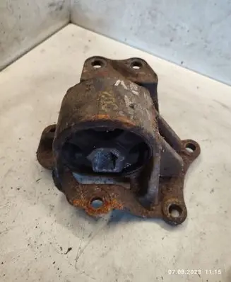 Hyundai Santa Fe Engine mount bracket 218322B200