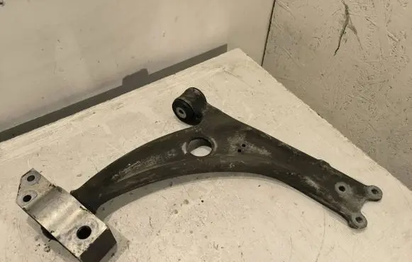 Volkswagen PASSAT B6 Front lower control arm/wishbone 3c0407153