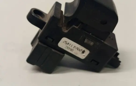 Nissan Pathfinder R51 Electric window control switch 25411EA00A