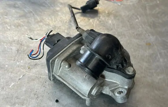 Nissan Juke I F15 EGR valve 8201143495