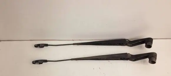 Toyota Land Cruiser (BJ70) Front wiper blade arm