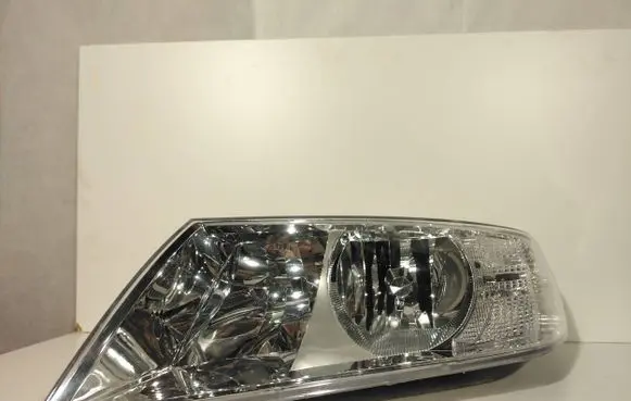 Skoda Octavia Mk2 (1Z) Headlight/headlamp 086651111L