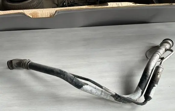 Volvo V70 Fuel tank filler neck pipe 8624704
