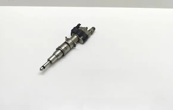 BMW 5 E60 E61 Fuel injector 7585261 758526111 13537585261