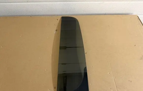 Volkswagen Amarok Rear vent window glass 