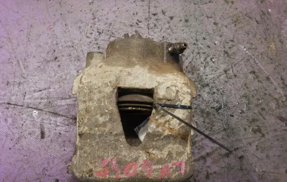 Volkswagen Golf IV Front brake caliper