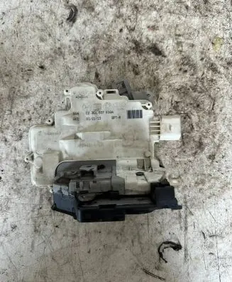 Volkswagen PASSAT B6 Loading door lock 3c1837016a
