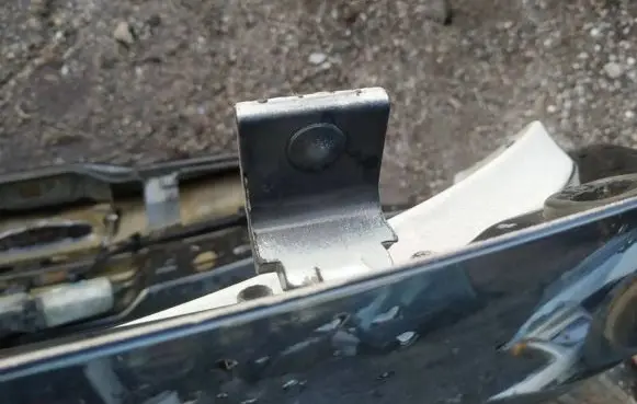 Tailgate/trunk/boot hinge