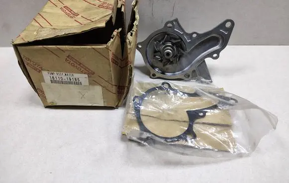 Toyota Corolla E110 Water pump 1611019185
