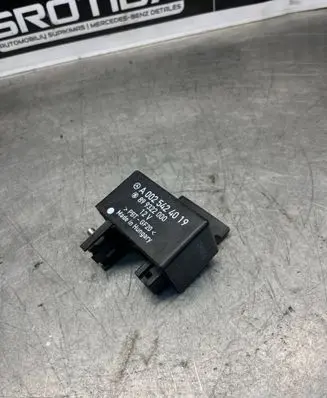 Mercedes-Benz E W211 Glow plug pre-heat relay A0025424019