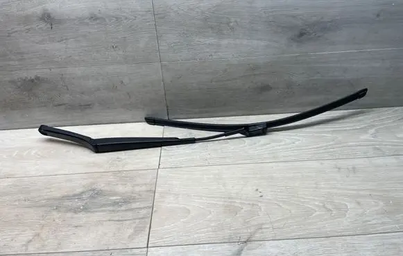 Front wiper blade arm