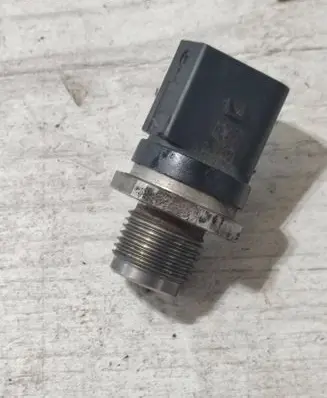 Mercedes-Benz GLK (X204) Fuel pressure sensor 0281006267