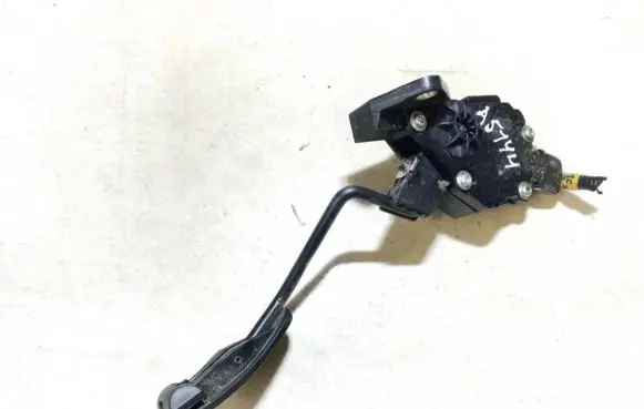 Subaru Outback Accelerator throttle pedal 1988007090 198800-7090
