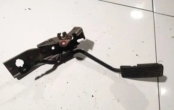 Accelerator throttle pedal