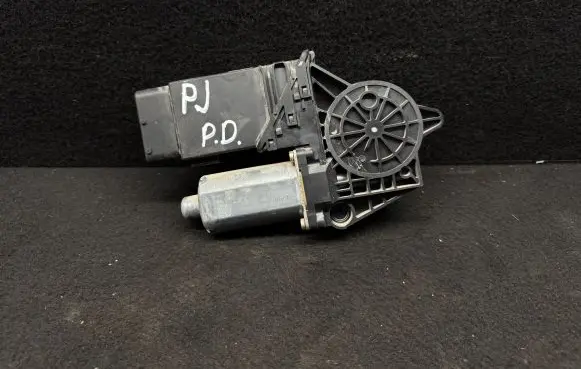 Volkswagen PASSAT B5.5 Front door window regulator motor 130821694