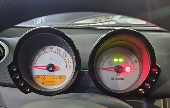 Speedometer (instrument cluster)
