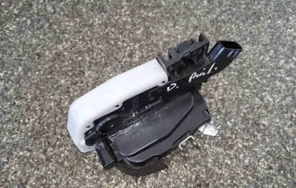 Nissan Leaf I (ZE0) Front door lock