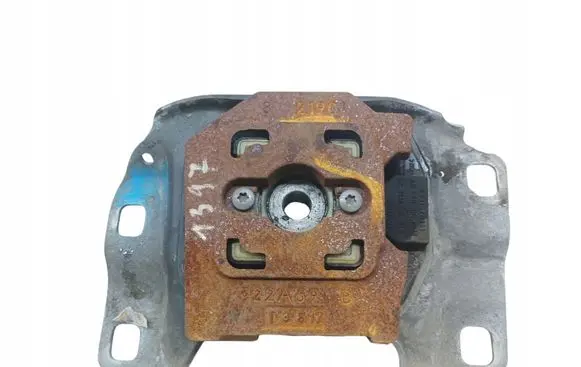 Engine mount vacuum valve