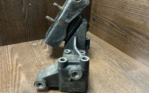 Iveco Daily 5th gen Engine mount bracket 504050582