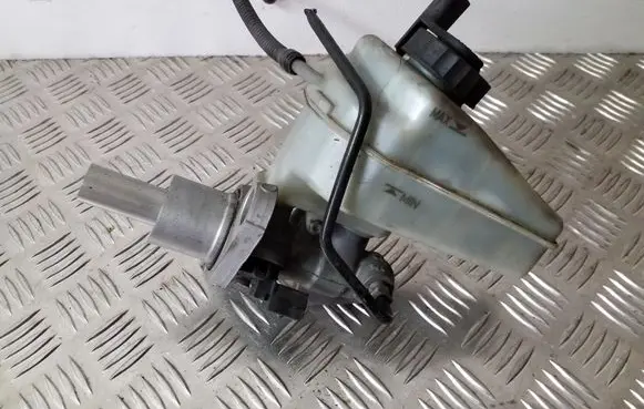 Master brake cylinder