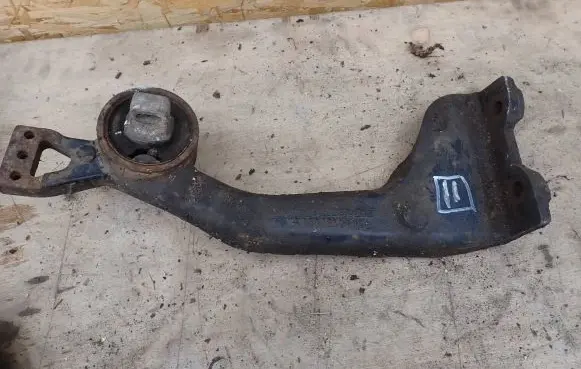 Mercedes-Benz Vito Viano W639 Rear differential/diff mount bracket A6393530695