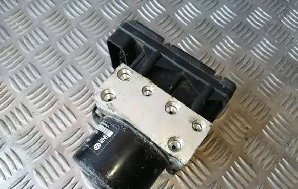 Volkswagen Golf IV ABS Pump 1J0907379G 1J0614117C