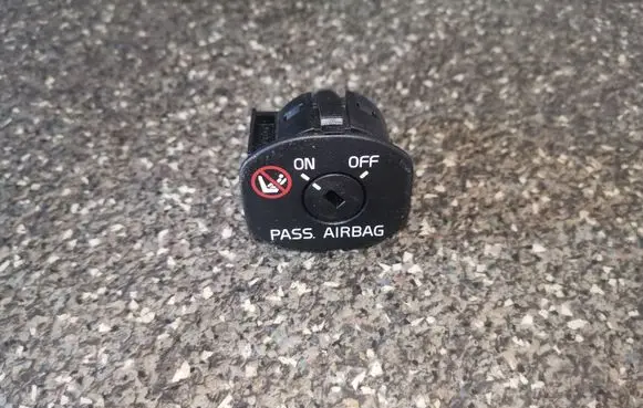 Passenger airbag on/off switch