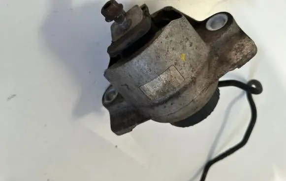 Jaguar XE Engine mount vacuum valve 84HJ