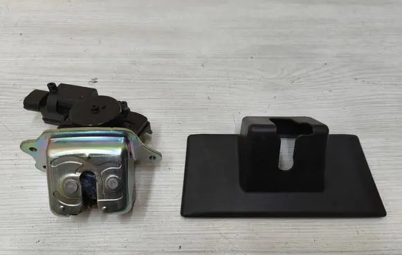 Loading door lock
