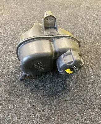 BMW 3 G20 G21 Coolant expansion tank/reservoir 8610653