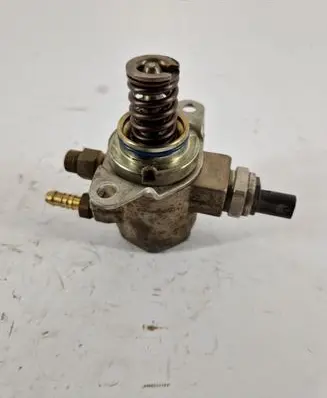 Volkswagen Jetta VI Fuel injection high pressure pump 03C127026P